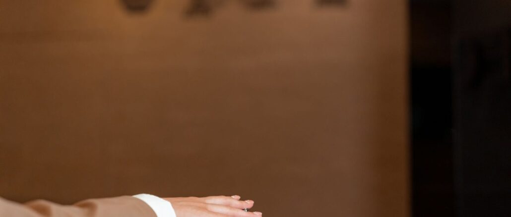 Gast an der Rezeption eines Hotels