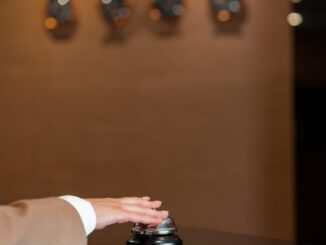 Gast an der Rezeption eines Hotels