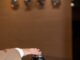 Gast an der Rezeption eines Hotels