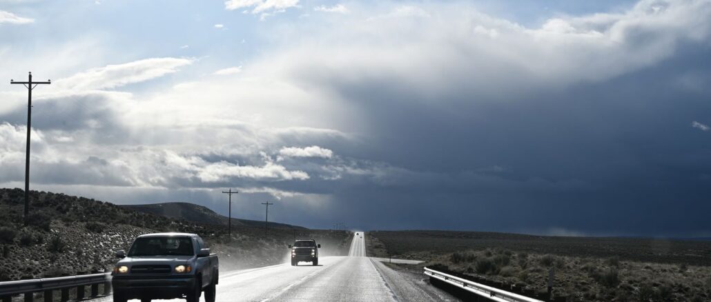 Straße durch eine weite Landschaft in den USA