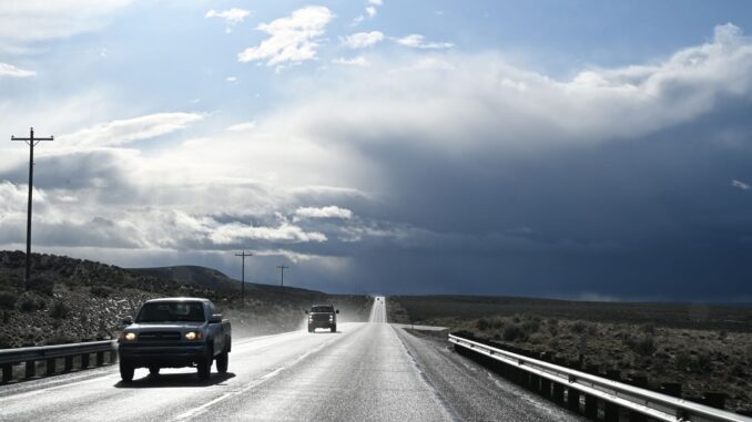 Straße durch eine weite Landschaft in den USA