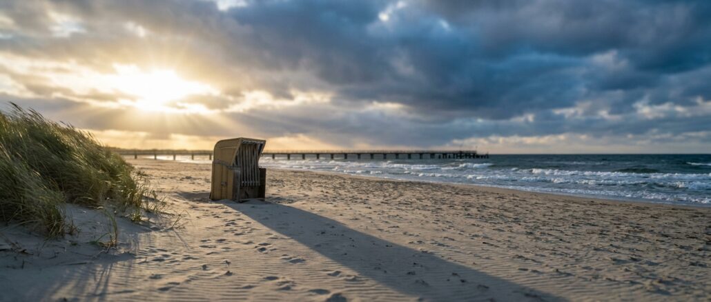 Leerer Sandstrand an der Ostsee im Herbst mit Strandkorb und Wolkenhimmel
