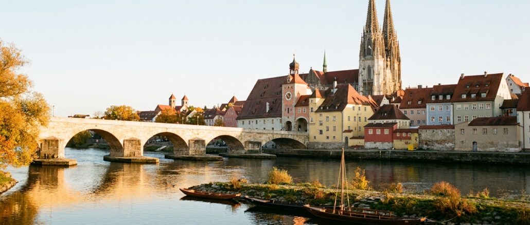 Blick über Regensburg mit Steinerner Brücke und Stadtamhof, seit 2006 auf der Welterbeliste