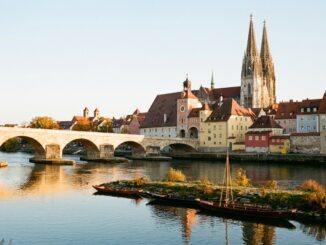 Blick über Regensburg mit Steinerner Brücke und Stadtamhof, seit 2006 auf der Welterbeliste