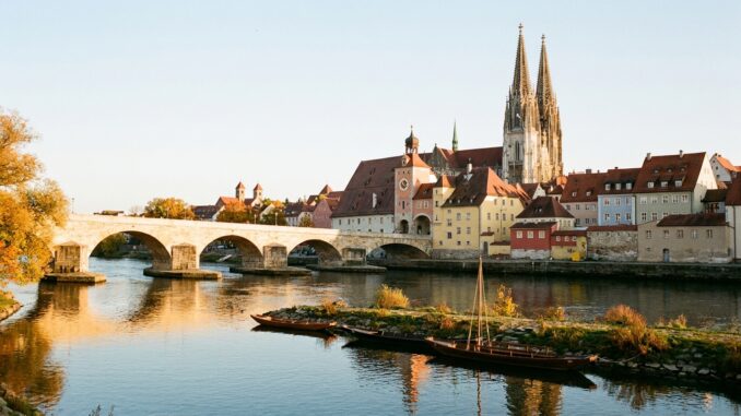 Blick über Regensburg mit Steinerner Brücke und Stadtamhof, seit 2006 auf der Welterbeliste